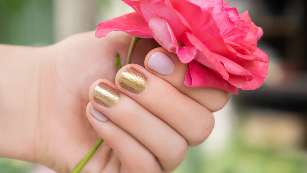 Vernis semi-permanent pailleté : les tendances à adopter cette saison