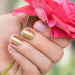 Vernis semi-permanent pailleté : les tendances à adopter cette saison